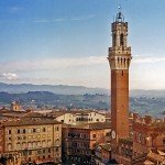 Jellegzetes látkép Siena főterére a Torre del Mangia látványával Fotó: Phillip Capper